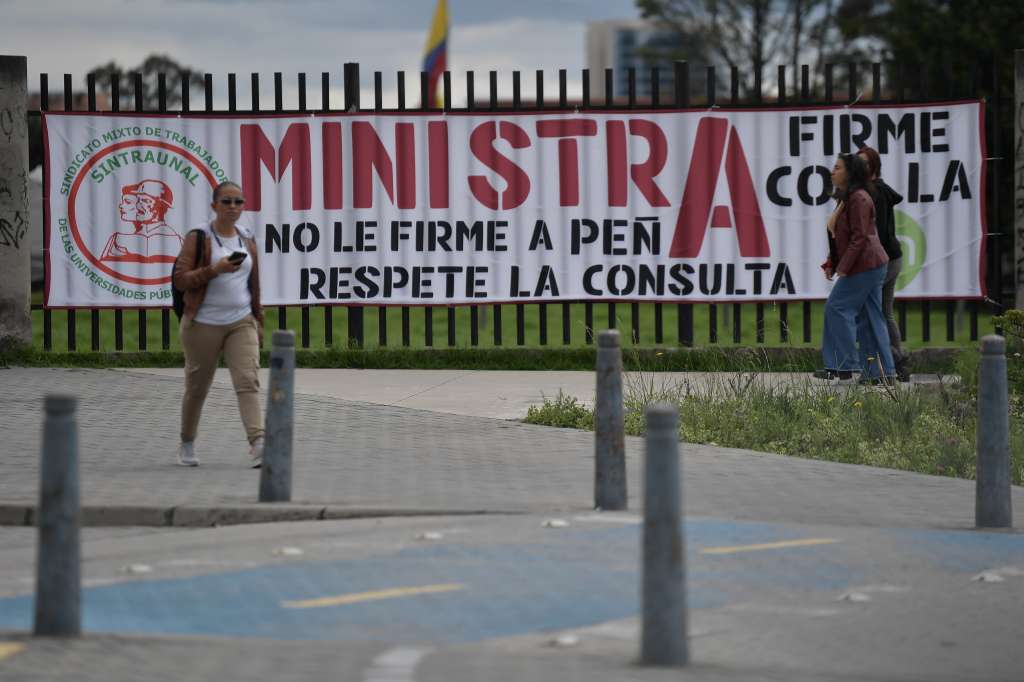 Carteles contra el Rector de la Universidad Nacional