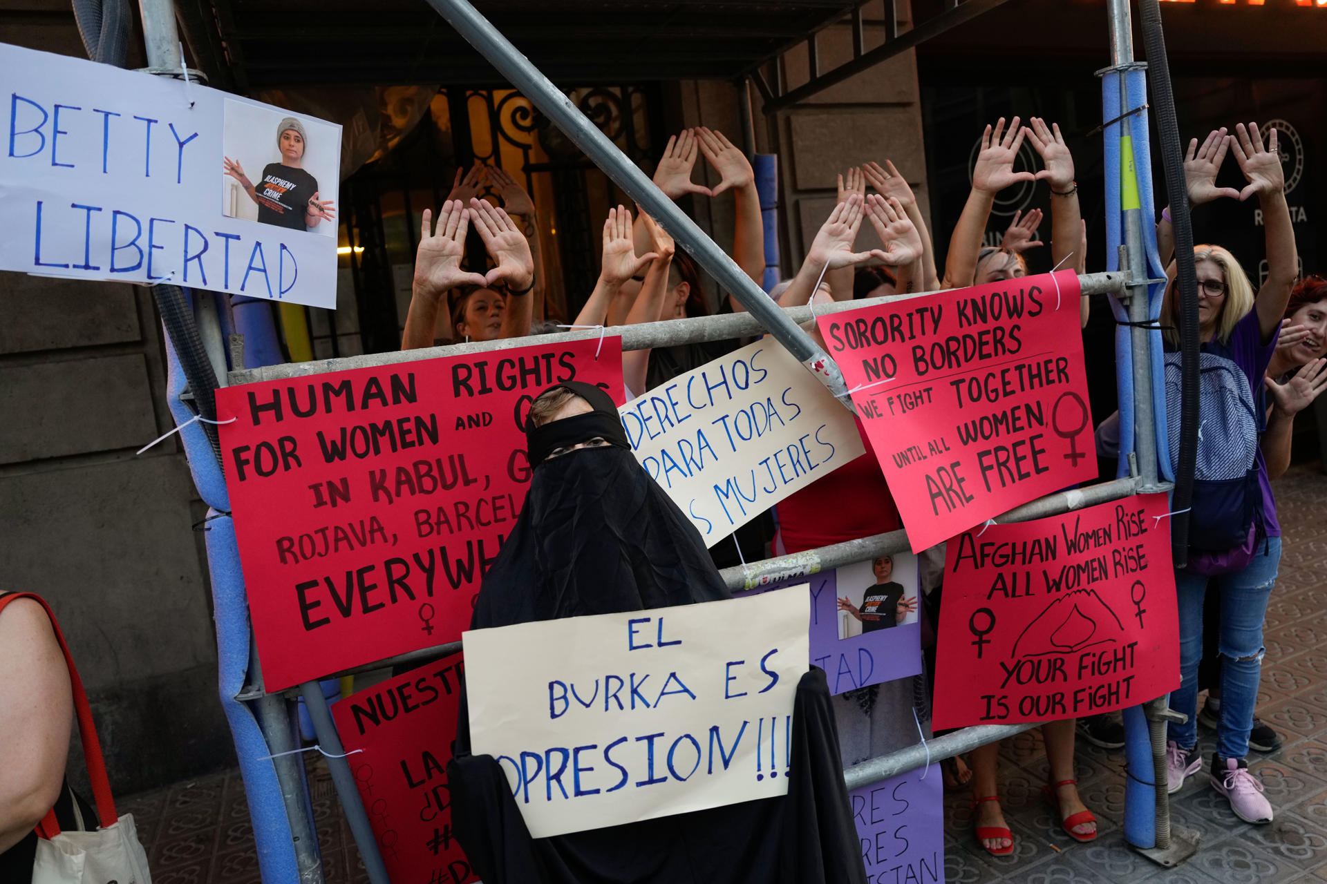 BARCELONA, 19/08/2025.- Concentración de apoyo a las mujeres y niñas afganas y para denunciar el apartheid por razón de sexo que sufren por parte del régimen talibán. EFE/Alejandro García