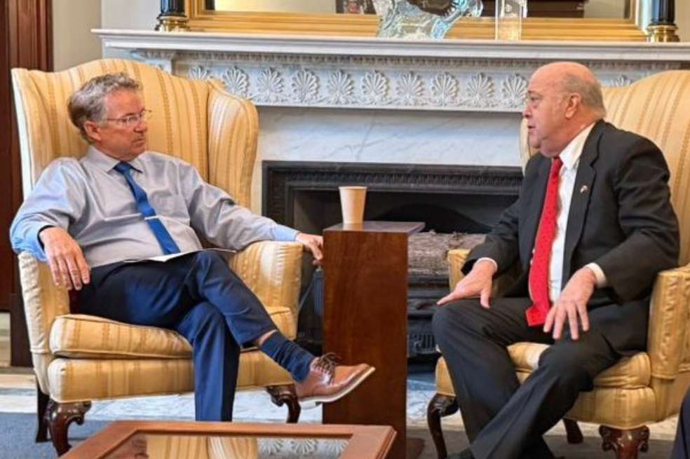 El embajador de Colombia en Estados Unidos, Daniel García-Peña, se reunió con el senador republicano Rand Paul.