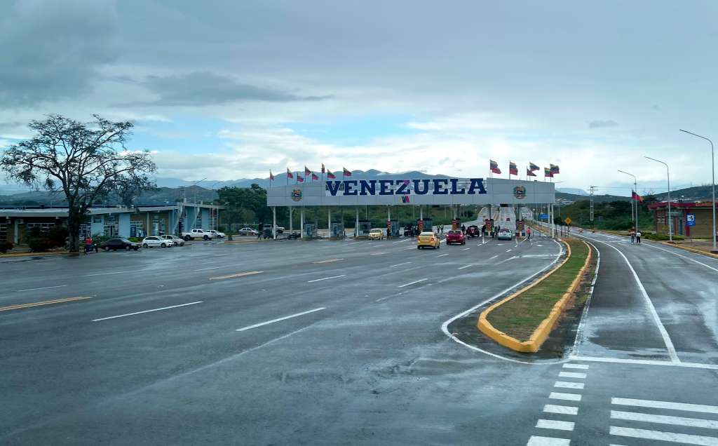 Por los tres puentes internacionales que conectan a Cúcuta con Venezuela cruzan entre 70.000 y 75.000 personas entre semana, muchas de ellas en viajes de ida y vuelta en busca de alimentos, medicinas o por trabajo y estudios.