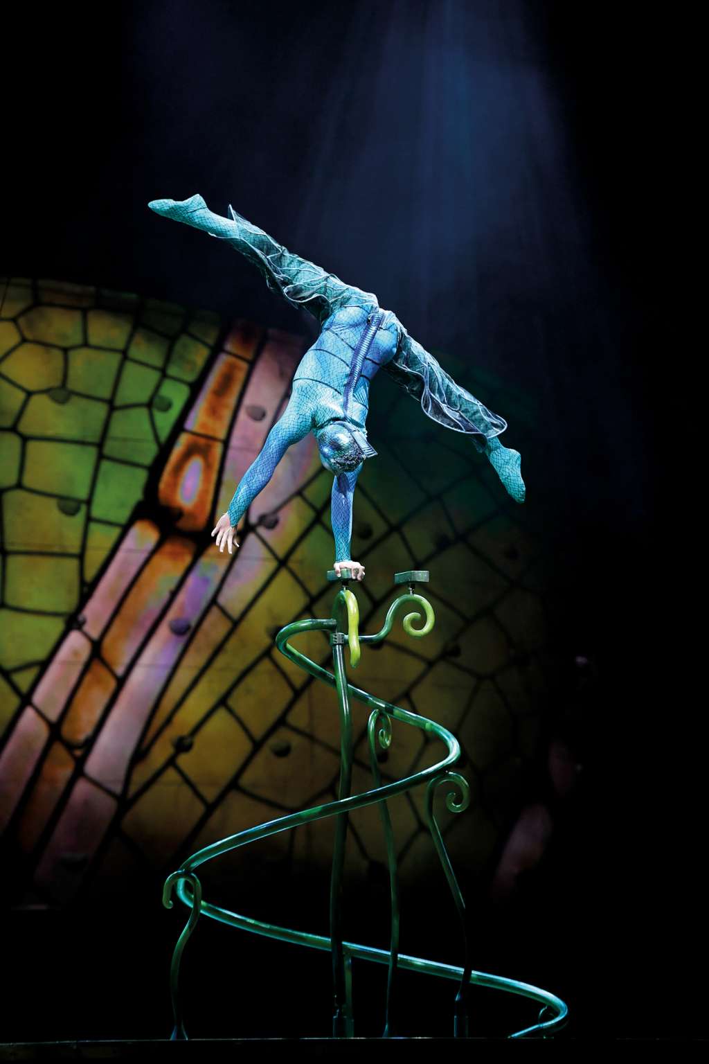 El artista que ocupa los zapatos del protagonista del espectáculo es carpintero y músico, pero su pasión es el circo.