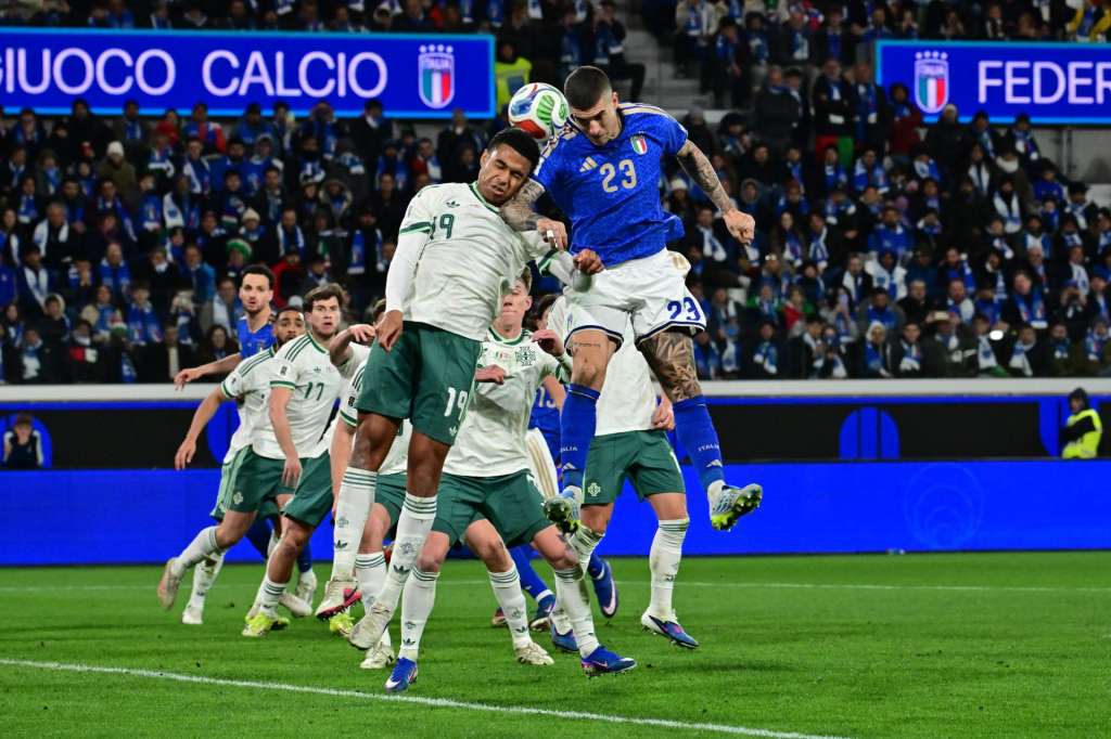 BERGAMO (Italy), 26/03/2026.- Northern Ireland's Shea Charles and Italy’s Gianluca Mancini (R) in action during the FIFA World Cup 2026 qualifiers playoff semifinal soccer match between Italy and Northern Ireland, in Bergamo, Italy, 26 march 2026. (Mundial de Fútbol, Irlanda, Italia) EFE/EPA/MICHELE MARAVIGLIA