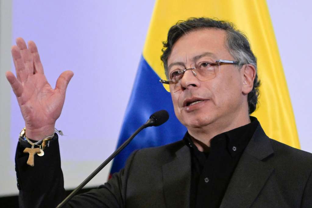 AME1699. WASHINGTON (ESTADOS UNIDOS), 03/02/2026.- El Presidente de Colombia, Gustavo Petro, habla en una rueda de prensa este martes, en Washington (EE.UU.). Petro, aseguró que salió con una "impresión positiva" de su reunión con su homólogo estadounidense, Donald Trump, y que, pese a las diferencias entre ambos, lo invitó a visitar Cartagena. EFE/ Lenin Nolly