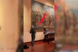 Activistas arrojaron pintura roja sobre el cuadro “Primer homenaje a Cristóbal Colón” en Madrid