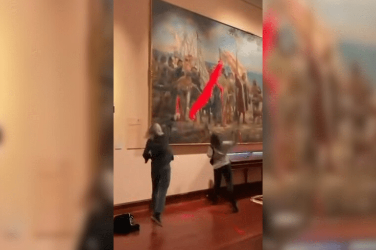 Activistas arrojaron pintura roja sobre el cuadro “Primer homenaje a Cristóbal Colón” en Madrid