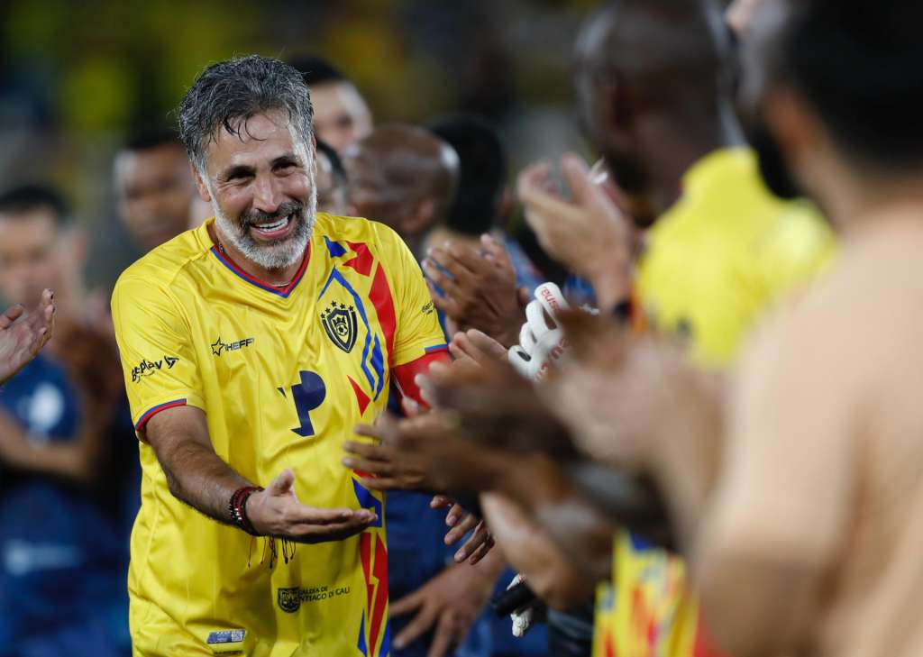 AME9814. CALI (COLOMBIA), 20/12/2025.- El jugador colombiano Mario Alberto Yepes saluda a sus compañeros este sábado, durante el partido de Capitanes Legendarios en su despedida en el estadio Pascual Guerrero, en Cali (Colombia) EFE/ Ernesto Guzmán
