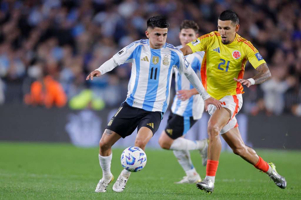 AME5051. BUENOS AIRES (ARGENTINA), 10/06/2025.- Thiago Almada (i) de Argentina disputa un balón con Daniel Muñoz de Colombia este martes, durante un partido por las eliminatorias sudamericanas para el Mundial 2026 entre las selecciones de Argentina y Colombia en el estadio Monumental en Buenos Aires (Argentina). EFE/ Juan Ignacio Roncoroni