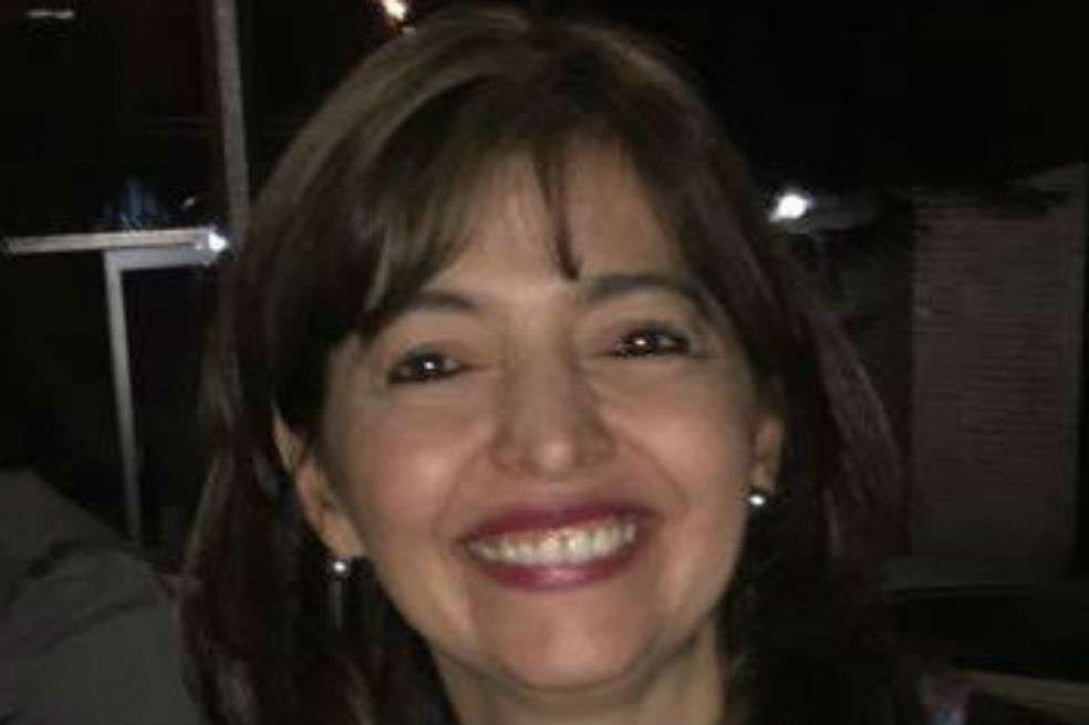 La escritora Mónica Méndez Cuervo y su libro de cuentos, Las tretas del destino, que se lanzará el próximo 28 de abril en la feria del Libro de Bogotá, en el stand de la Asociación de Libreros Independientes. / Cortesía