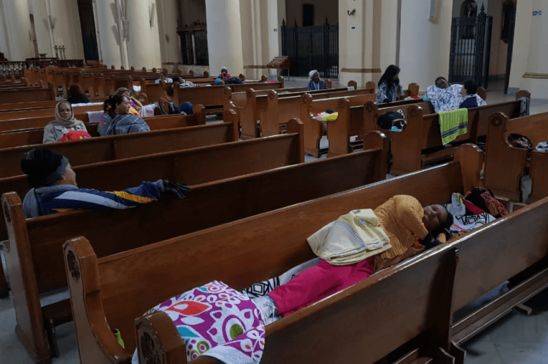 Madres comunitarias continúan huelga en Catedral Primada de Bogotá
