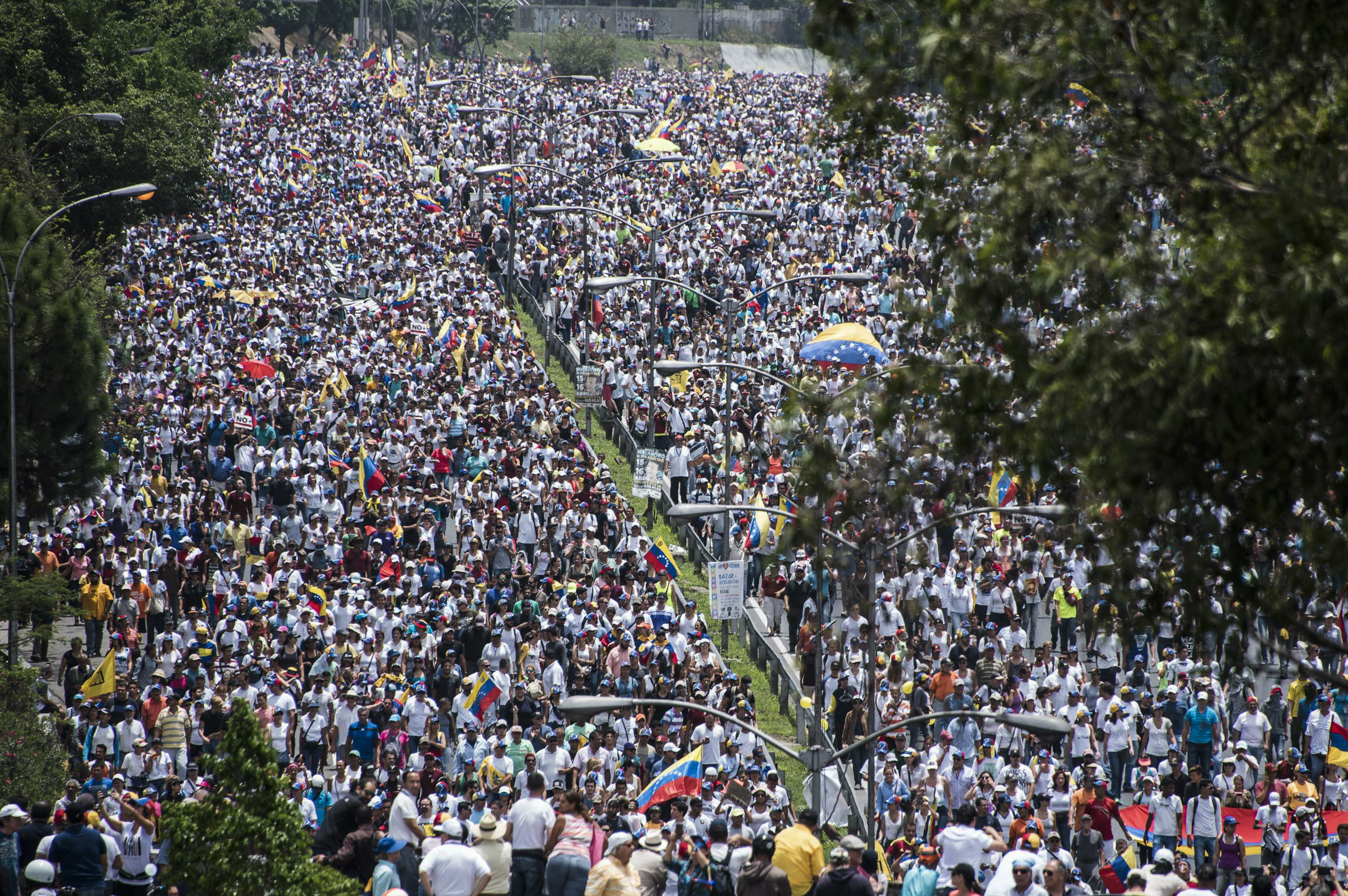 Este jueves, en Venezuela se desarrollaron multitudinarias marchas que dejaron dos civiles y un muerto. / Carlos Becerra - AFP