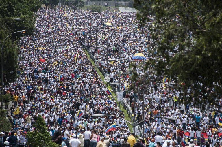 Oposición venezolana aumenta presión contra Maduro en nueva protesta