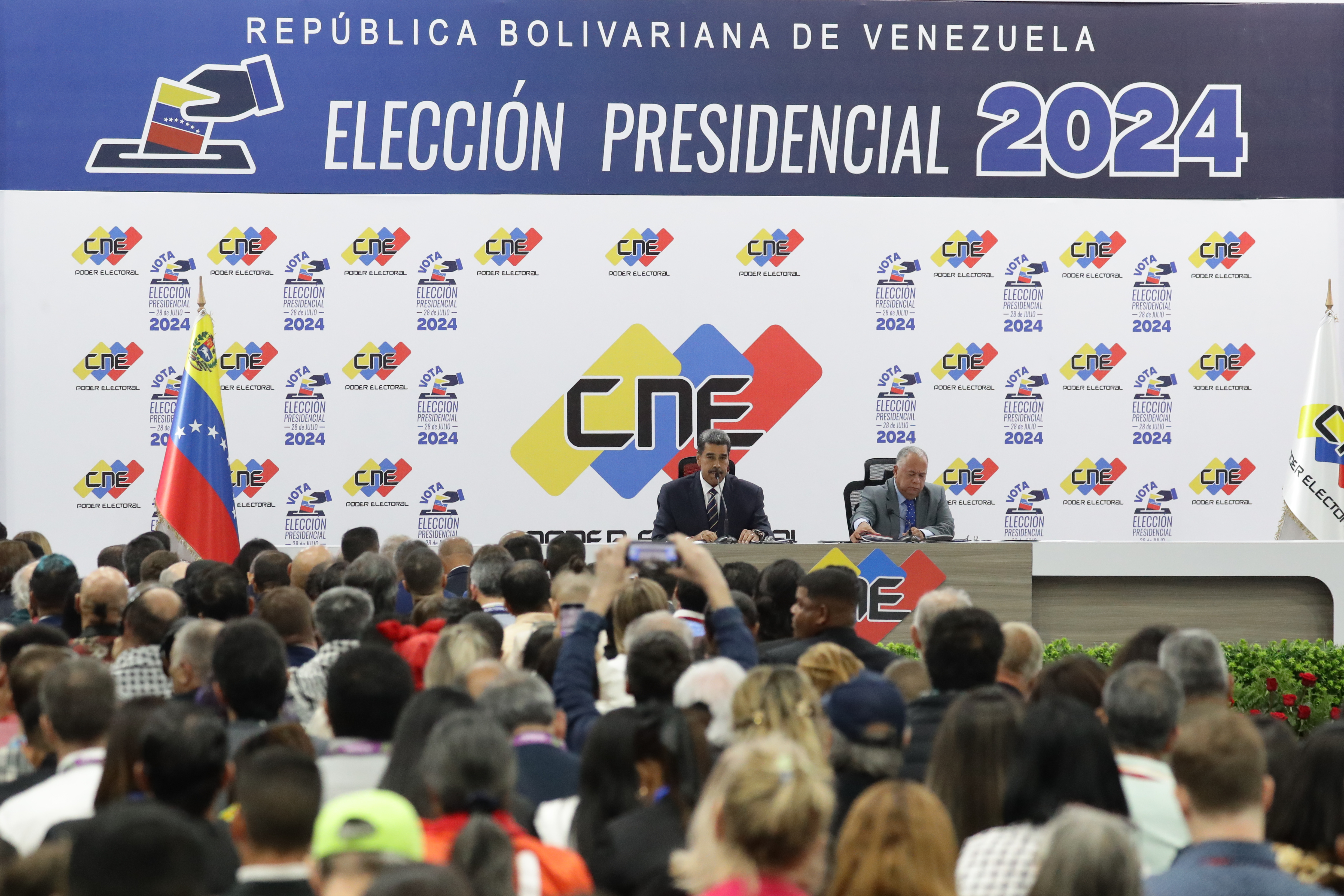 AME6302. CARACAS (VENEZUELA), 29/07/2024.- El presidente de Venezuela, Nicolás Maduro (i), habla luego de ser proclamado presidente reelecto por el Consejo Nacional Electoral (CNE) este lunes, en Caracas (Venezuela). Maduro denunció que está en marcha un intento de golpe de Estado "de carácter fascista", en vista de los cuestionamientos a su reelección -anunciada el domingo por el ente electoral-, que fue rechazada por la oposición mayoritaria y buena parte de la comunidad internacional. EFE/ Ronald Peña R.