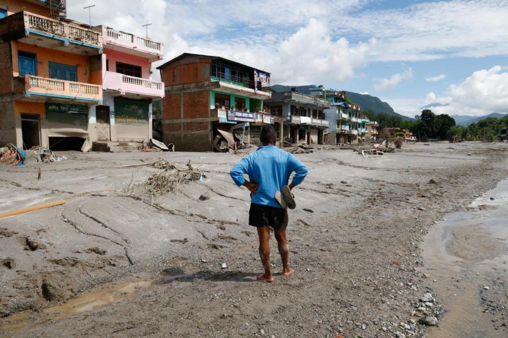 Nuwakot (Nepal), 27/08/2026.- A man looks at affected houses following a flash flood in Devighat Village, Nuwakot district, Nepal, 27 August 2026. More than 160 people have died and hundreds remain missing across northern Nepal after a suspected avalanche triggered massive flash floods and mudslides along the Bhotekoshi and Trishuli river near the Nepal-Tibet border, causing widespread destruction to settlements and infrastructure, according to local authorities. (Inundaciones, Avalancha) EFE/EPA/NARENDRA SHRESTHA