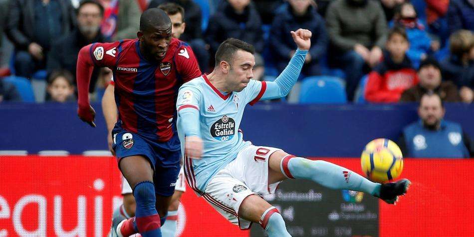 Lerma (izquierda.) y Aspas en el duelo de este domingo. / EFE