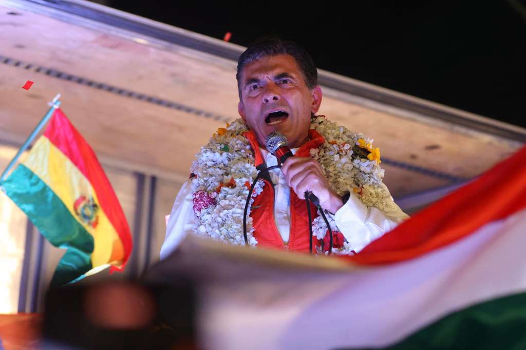 AME9969. LA PAZ (BOLIVIA), 19/10/2025.- El senador centrista Rodrigo Paz Pereira pronuncia un discurso este domingo, en La Paz (Bolivia). Paz Pereira agradeció el apoyo recibido para ganar la inédita segunda vuelta presidencial en Bolivia y prometió volver a "abrir" el país al mundo y trabajar con todos los sectores que quieran sumarse para "salir adelante" de la crisis en que se encuentra su nación. EFE/ Luis Gandarillas