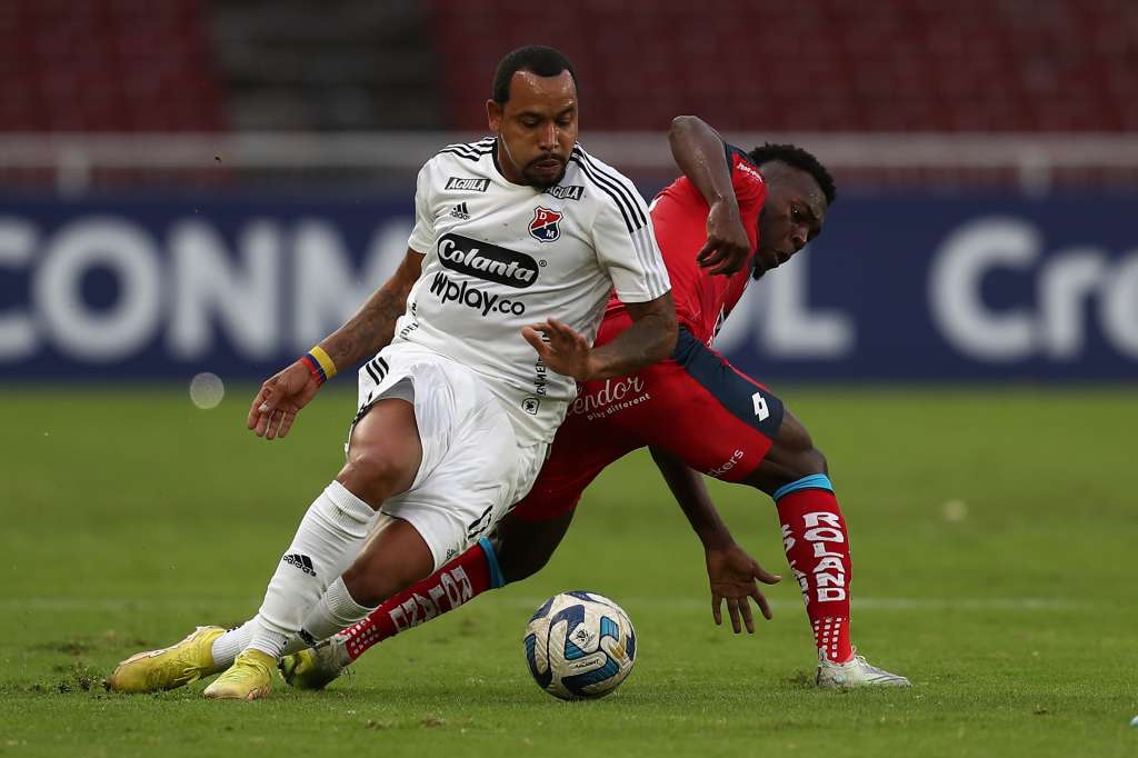 AMDEP1749. QUITO (ECUADOR), 22/02/2023.- Maicon Solís (d) de El Nacional disputa un balón con Felipe Pardo de Independiente Medellín hoy, en un partido de la Copa Libertadores entre El Nacional - Deportivo Independiente Medellín (DIM) en el estadio Rodrigo Paz Delgado en Quito (Ecuador). EFE/ José Jácome