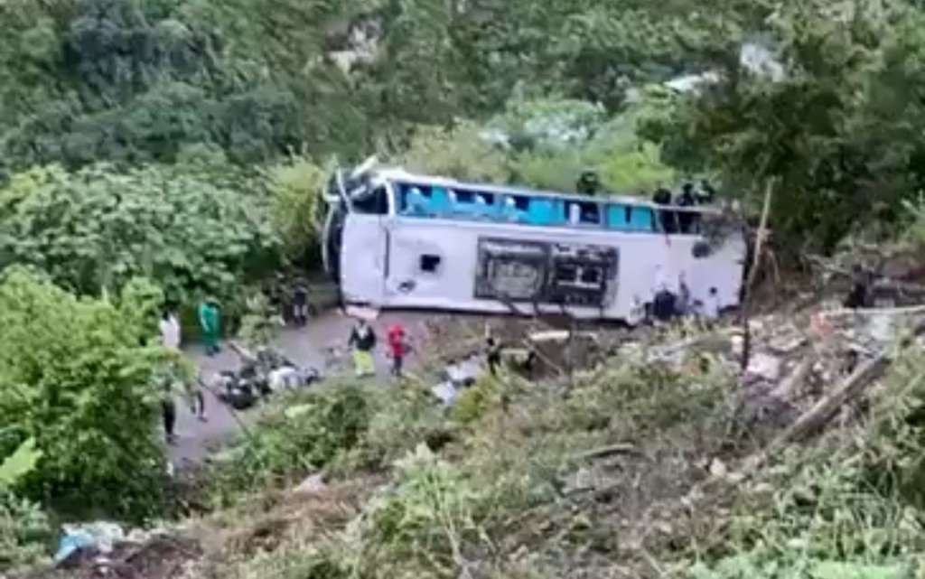 Accidente de tránsito en la vía Pasto – Ipiales de un bus de turismo con al menos 40 pasajeros; hay varios heridos.