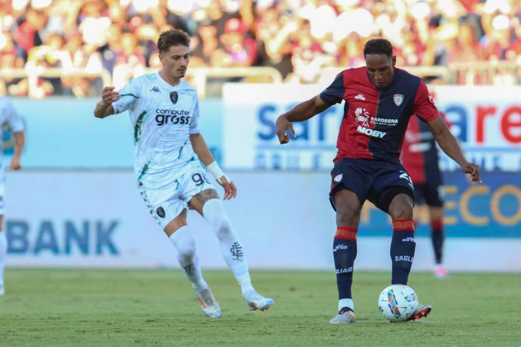 Cagliari (Italy), 20/09/2024.- Cagliari's Yerry Mina (R) and Empoli's Sebastiano Esposito (L) in action during the Italian Serie A soccer match Cagliari Calcio vs Empoli FC at the Unipol domus in Cagliari, Italy, 20 September 2024. (Italia) EFE/EPA/FABIO MURRU
