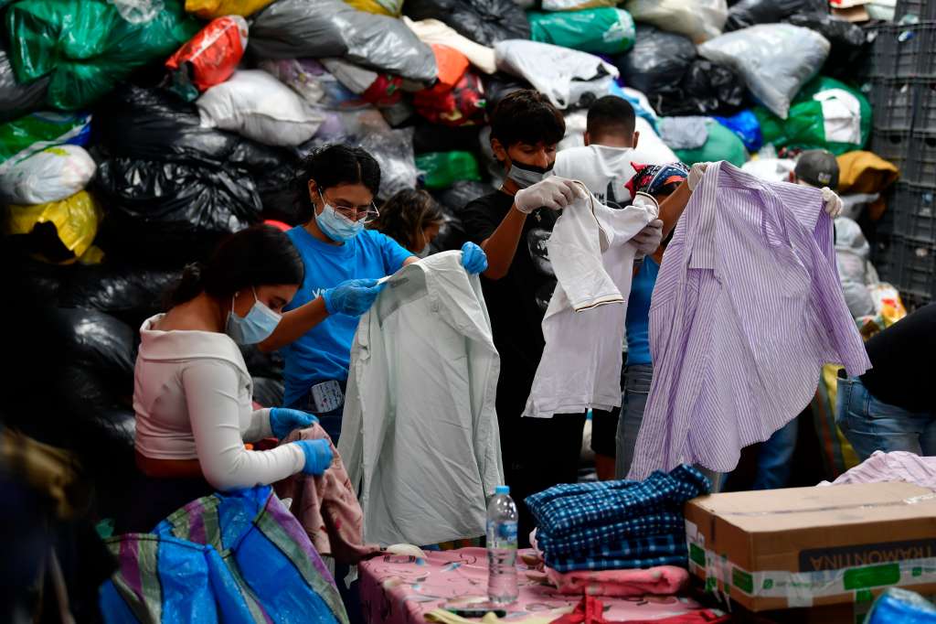 Centro de acopio de banco de ropas en el Minuto de Dios para recolección de ayudas humanitarias para los afectados del terremoto en Colombia (Manizales, Cali, Pereira y Chocó)