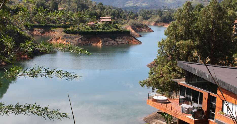 Descansa y disfruta de los deportes náuticos en el embalse de Guatapé