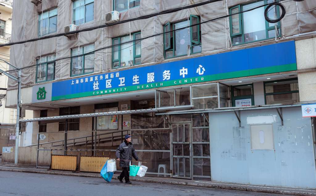 Shanghai (China), 01/03/2023.- A man passes by a Health Center with remains of the deserted Covid-19 fever clinic in front, in Shanghai, China, 01 March 2023. US Director of the Federal Bureau of Investigation (FBI) Christopher Wray on 28 February said 'the origins of the COVID-19 pandemic likely originated from a lab incident in Wuhan, China.' EFE/EPA/ALEX PLAVEVSKI