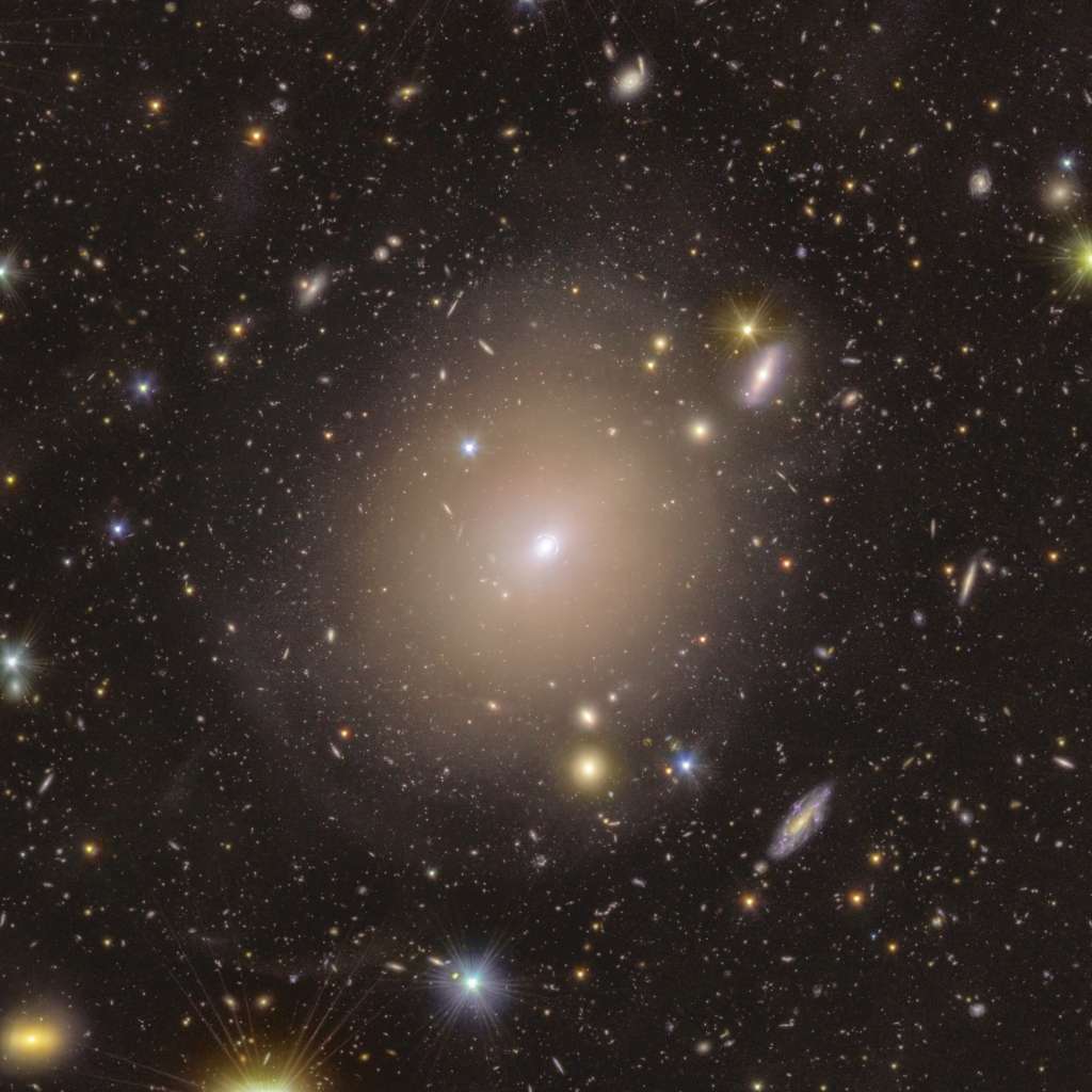 Este amplio campo muestra el halo estelar extendido de NGC 6505 y exhibe el anillo de Einstein, rodeado de coloridas estrellas en primer plano y galaxias en el fondo.
ESA/Euclid/Consorcio Euclid/NASA, procesamiento de imágenes por J.-C. Cuillandre, G. Anselmi, T. Li