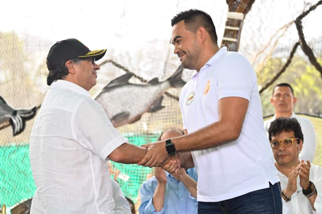 El presidente recibió las propuestas de los campesinos en el Encuentro Cocalero del Catatumbo. En la foto recibe a Junior Maldonado, vocero de Ascamcat. Foto: Presidencia