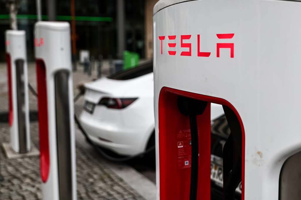 Berlin (Germany), 22/07/2025.- A Tesla is charged at Tesla's Supercharger station for electric cars in Berlin, Germany, 22 July 2025. (Alemania) EFE/EPA/Filip Singer
