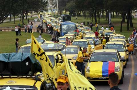Taxistas en Bogotá realizarán caravana este lunes para protestar contra Uber