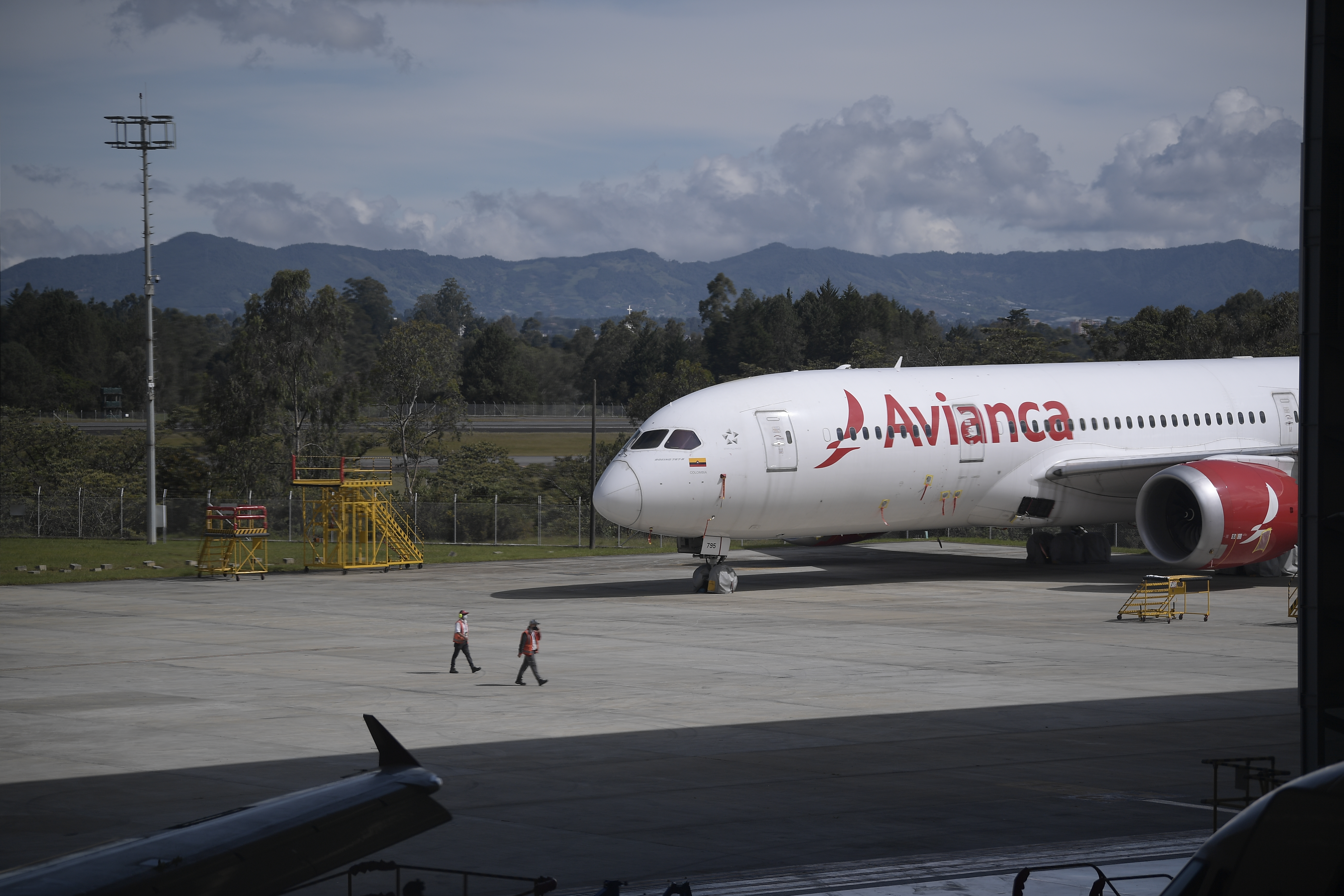 En el Centro de Mantenimiento y Reparación (MRO) de Avianca en Rionegro, la aerolínea realiza el cambio de sillas, la reubicación de los baños y el galley, con estas adecuaciones, los aviones pasarán de tener 150 asientos a contar con 180: 12 Premium, 60 Plus y 108 Economy.