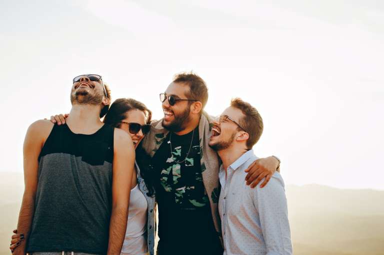 Libra:
Por naturaleza les encanta relacionarse con mucha gente. Sus amigos saben que cuando los necesiten, ahí estarán para apoyarlos y pasarla bien. Disfrutan mucho de las reuniones sociales y de crear constantemente nuevas memorias junto a sus amigos.

Son justos y equitativos, así que ante un problema actuarán de forma neutra y calmada. Una ventaja por la que son admirados por sus amigos, pues pueden resolver sin caer en conflictos o peleas.