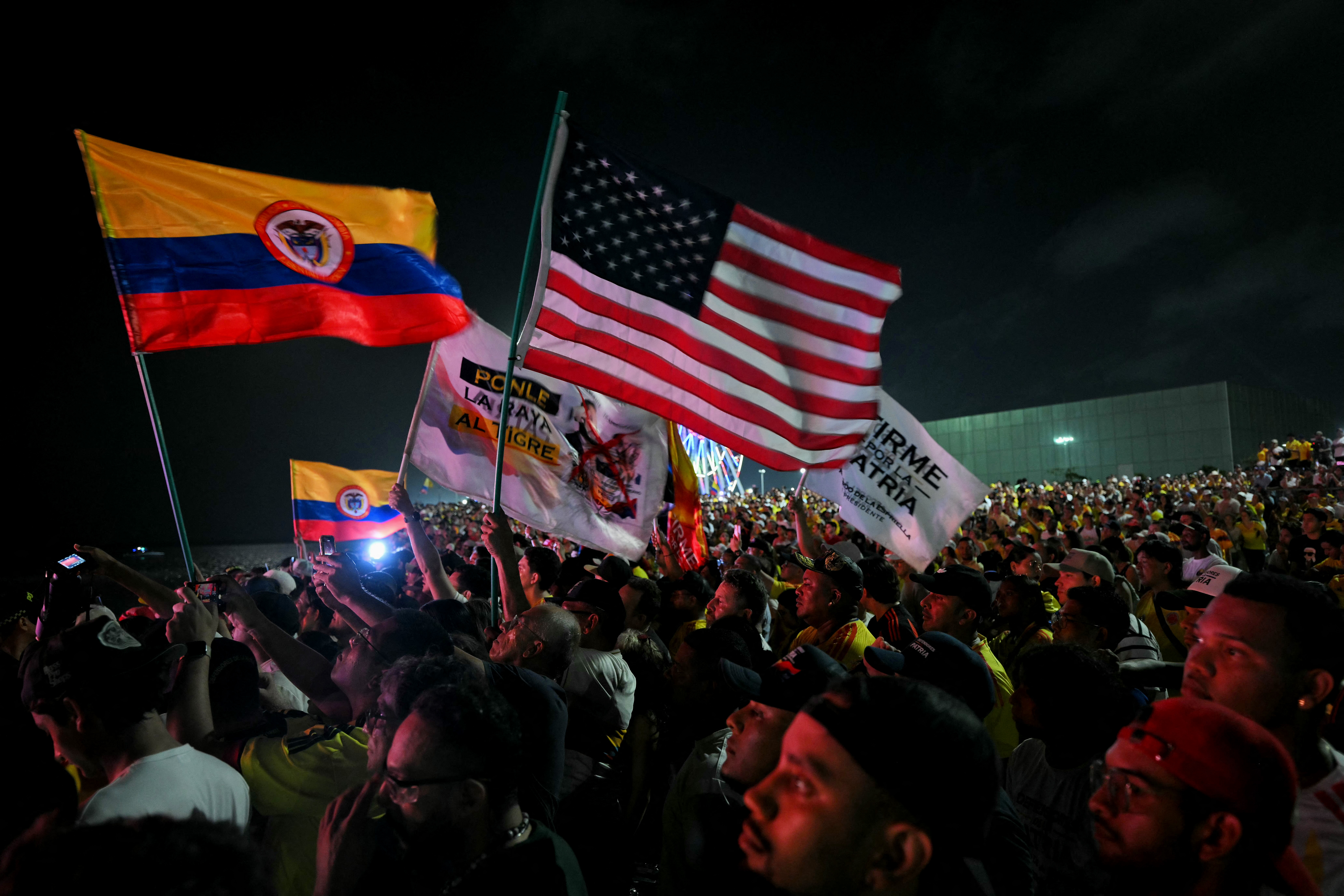 Seguidores de Abelardo de la Espriella ondean una bandera de Estados Unidos.