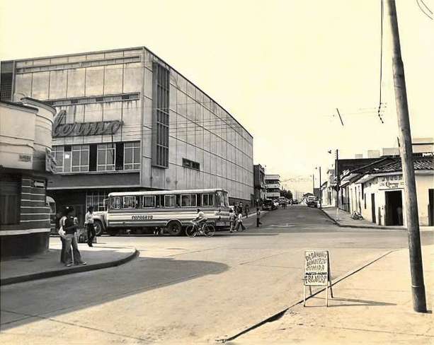 El Teatro Palermo fue construido en la esquina donde funcionaba, en los años cincuenta, el Antiguo Teatro Rialto. Foto del Archivo Fotográfico y Fílmico Biblioteca Departamental