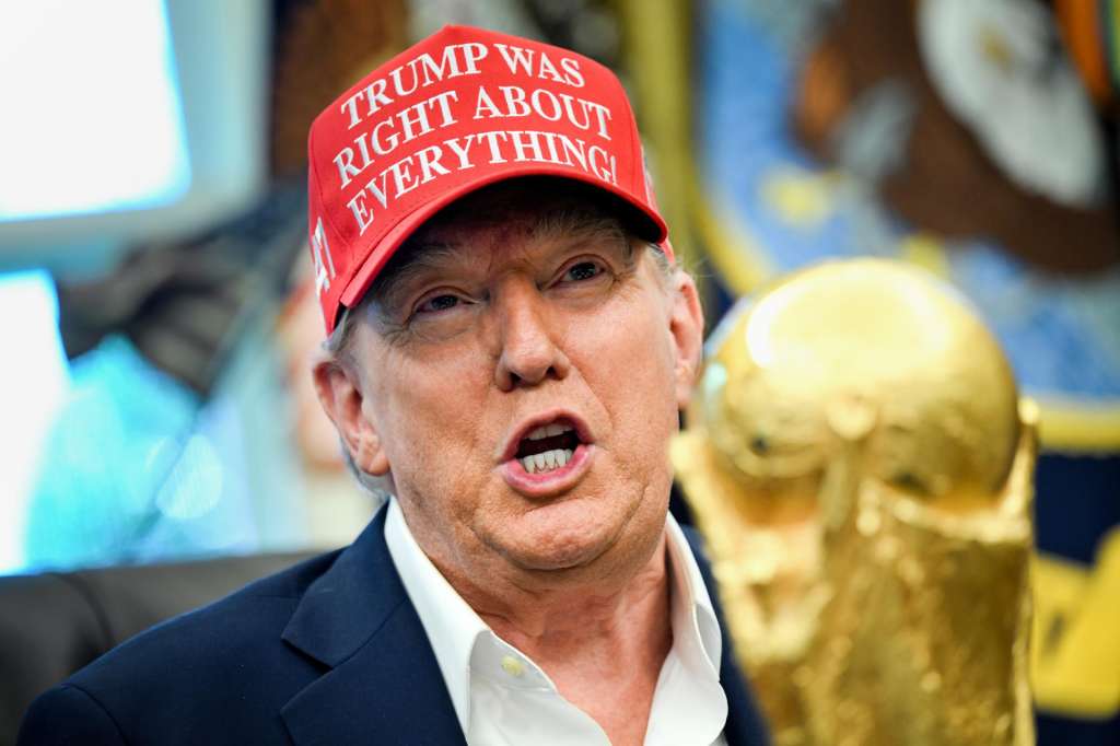 WASHINGTON (United States), 22/08/2025.- US President Donald Trump looks on past the FIFA World Cup trophy after announcing the 2026 FIFA World Cup draw will be held at the Kennedy Center in December 2025, in the Oval Office of the White House in Washington, DC, USA, 22 August 2025. The 2026 FIFA World Cup, coming to North America next summer will be the first World Cup with three host countries in the U.S., Canada and Mexico, and it will be the first to feature a 48-team field. EFE/EPA/ANNABELLE GORDON / POOL