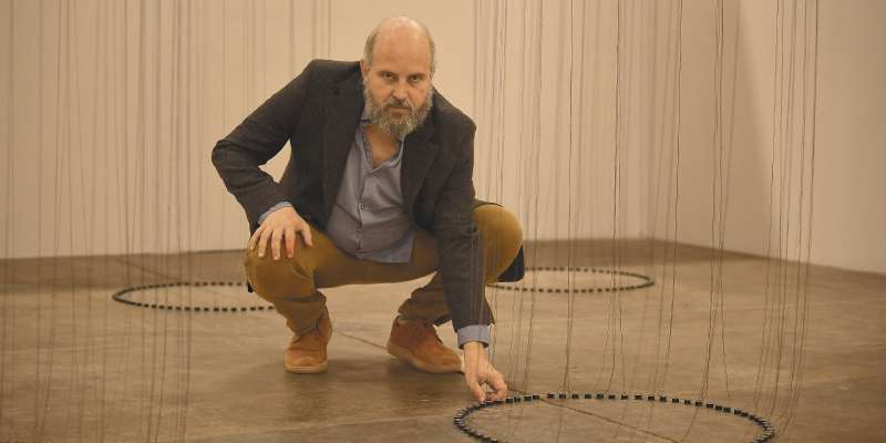 Alejandro Martín Maldonado, curador de Artecámara, junto a la pieza Proximidad, de Moisés Londoño y Tania Hernández.