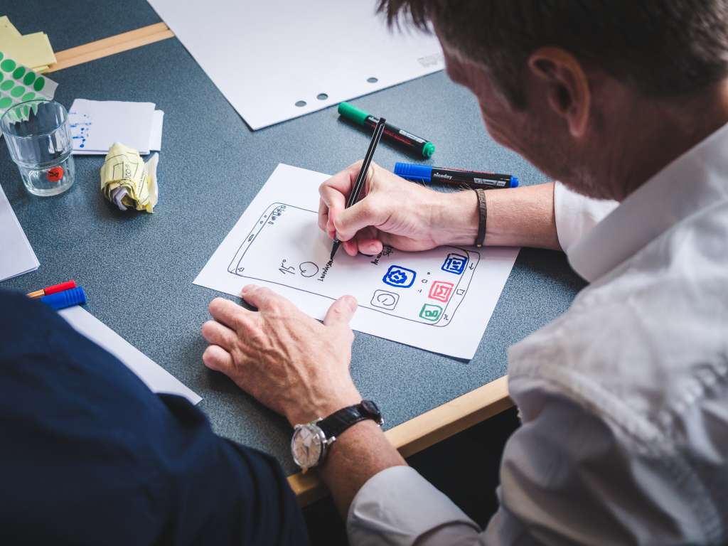 La metodología Design Thinking busca probar y probar y probar ideas de productos o servicios hasta que se logra es más cercano a lo que buscan los clientes.