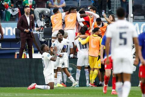 ¡Henry festejó con Panamá! La loca celebración que le da la vuelta al mundo: video