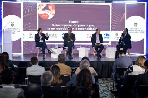 Negociadores del Gobierno hablaron de reincorporación, Acuerdo de Paz y Paz Total