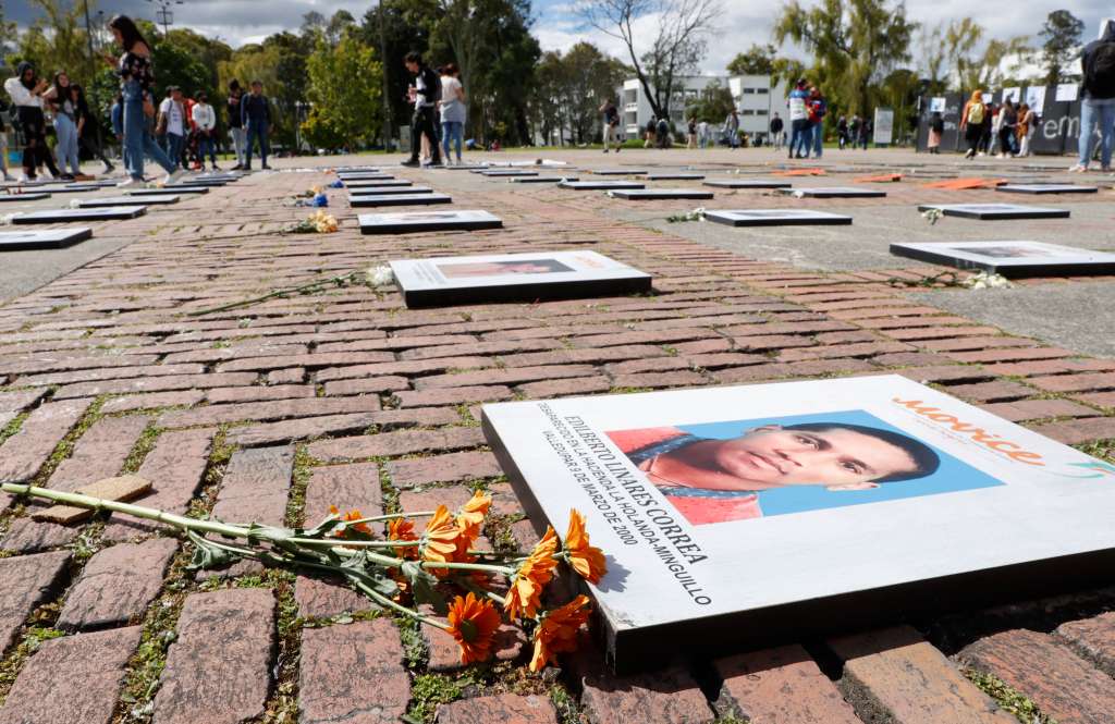 AME3021. BOGOTÁ (COLOMBIA), 30/08/2022.- Fotografía de cuadros de personas desaparecidos tejidas por los familiares hoy, durante la conmemoración del Día Internacional de las Víctimas de Desapariciones Forzadas, en la Universidad Nacional de Bogotá (Colombia). La búsqueda de desaparecidos no cesa en Colombia, donde se trabaja para encontrar a más de 90.000 personas de las que se perdió completamente el rastro y aún no se tiene noticia, la mayoría de ellas debido a las décadas de conflicto armado sufridas. EFE/ Mauricio Dueñas Castañeda