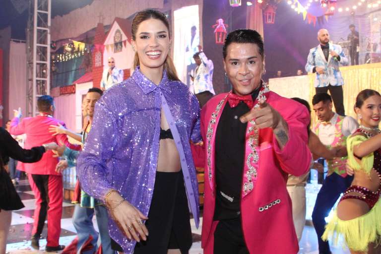 Gabriela Tafur junto a bailarín de Delirio