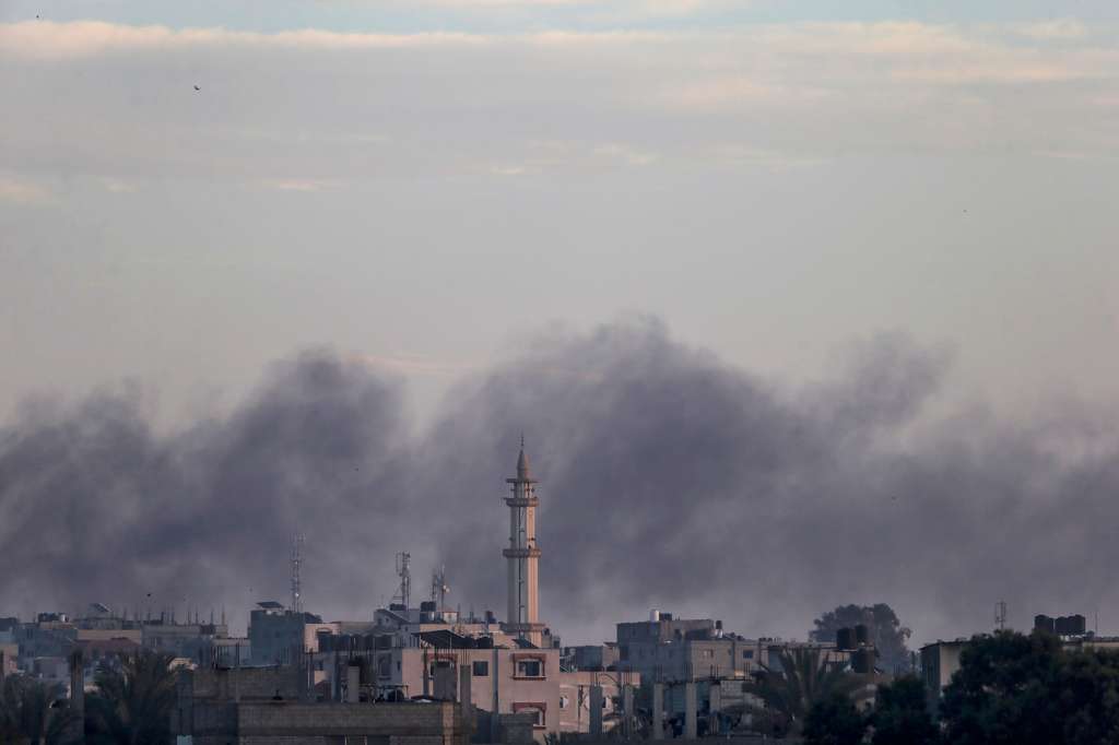 Khan Yunis (---), 01/03/2024.- Smoke rises following an Israeli air strike during a military operation in Khan Yunis, southern Gaza Strip, 01 March 2024. More than 30,200 Palestinians and over 1,300 Israelis have been killed, according to the Palestinian Health Ministry and the Israel Defense Forces (IDF), since Hamas militants launched an attack against Israel from the Gaza Strip on 07 October 2023, and the Israeli operations in Gaza and the West Bank which followed it. EFE/EPA/MOHAMMED SABER