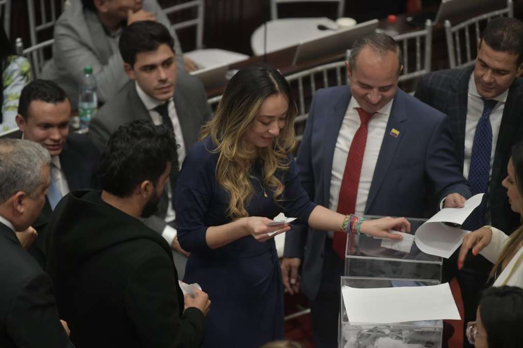 Katherine Miranda votando por la nueva cúpula de la Cámara de Representantes el 20 de julio de 2024.
