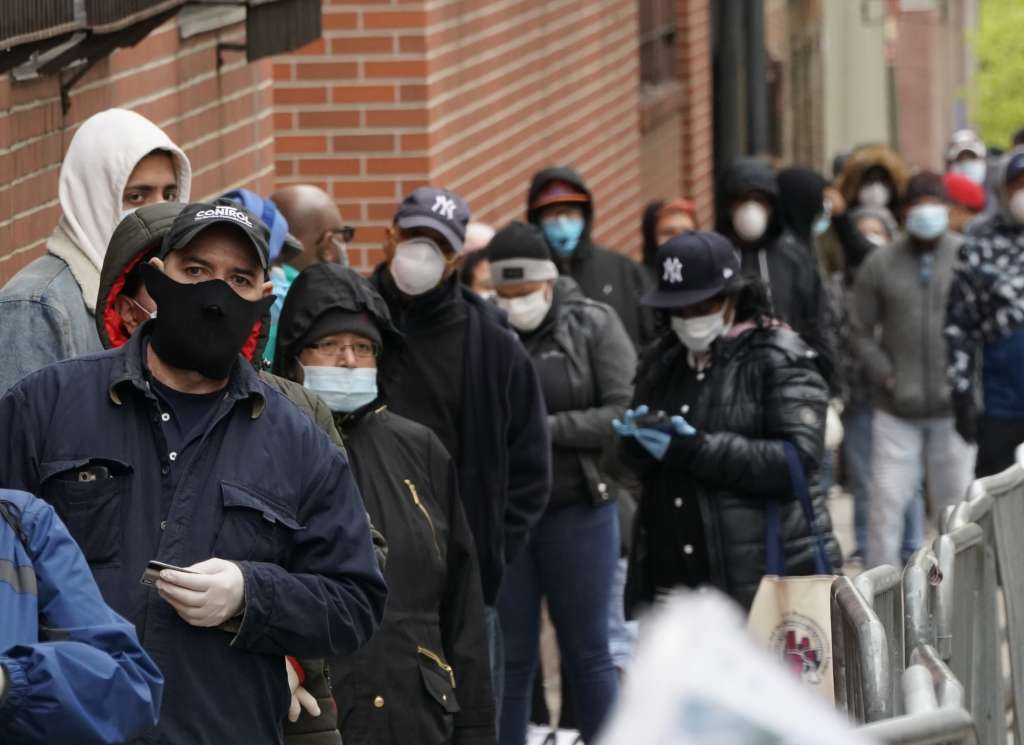 Según cifras de Johns Hopkins, Estados Unidos registró más de 100.000 casos positivos durante 24 horas en los últimos cuatro días, con un pico de 127.000 entre el jueves y el viernes.