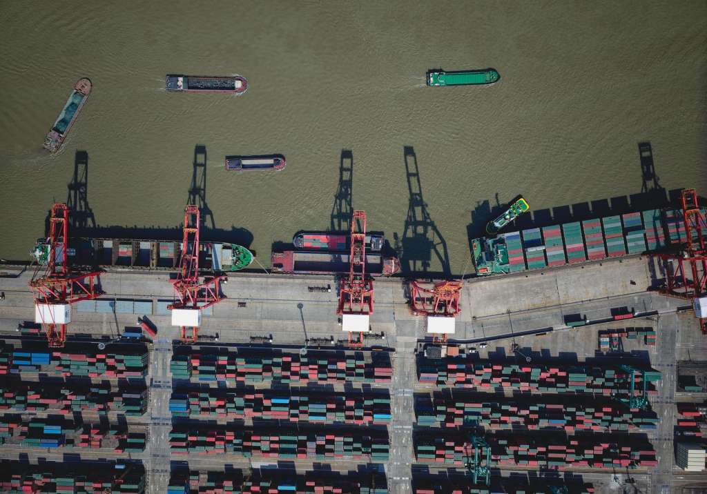 Shanghai (China), 18/04/2025.- An aerial photo shows cargo ships carrying containers and raw materials sailing close to Shanghai Container Terminal, in Shanghai, China, 18 April 2025. China announced 125 percent tariffs on US goods effective 12 April, raising its previous rate of 84 percent, in response to the latest US tariffs, which effectively total 145 percent. EFE/EPA/ALEX PLAVEVSKI