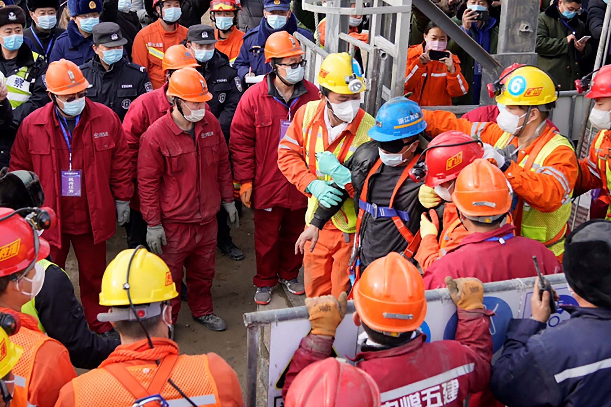 Uno de los mineros rescatados en China vuelve a ver la luz del día.