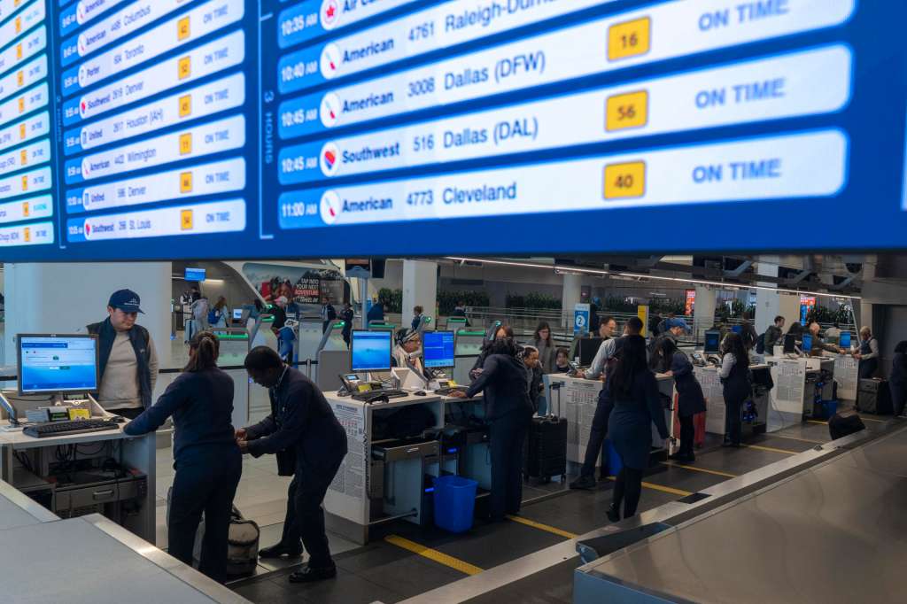 AME2943. NUEVA YORK (ESTADOS UNIDOS), 26/11/2025.- Fotografía del estado de los vuelos en una pantalla del aeropuerto de La Guardia este miércoles, en Nueva York (EE.UU.). Estados Unidos inicia la semana de Acción de Gracias, la más importante del año marcada por millones de desplazamientos, aeropuertos recientes de atrasos tras el cierre del gobierno y más de 80 millones de viajes por carretera previstos, siendo la semana más concurrida en al menos 15 años. Foto EFE/ Ángel Colmenares