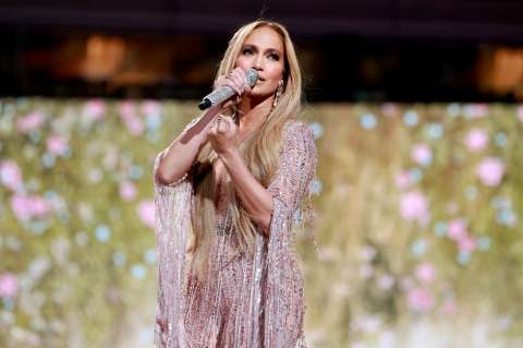 Ejercicios de glúteo y abdomen del entrenador de Jennifer Lopez para hacer en casa