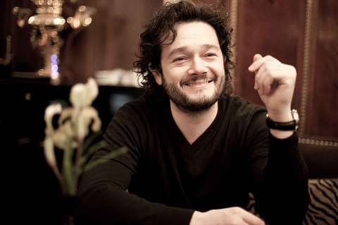 Tenor Arturo Chacón asegura que la "emoción" une la ópera con música mexicana