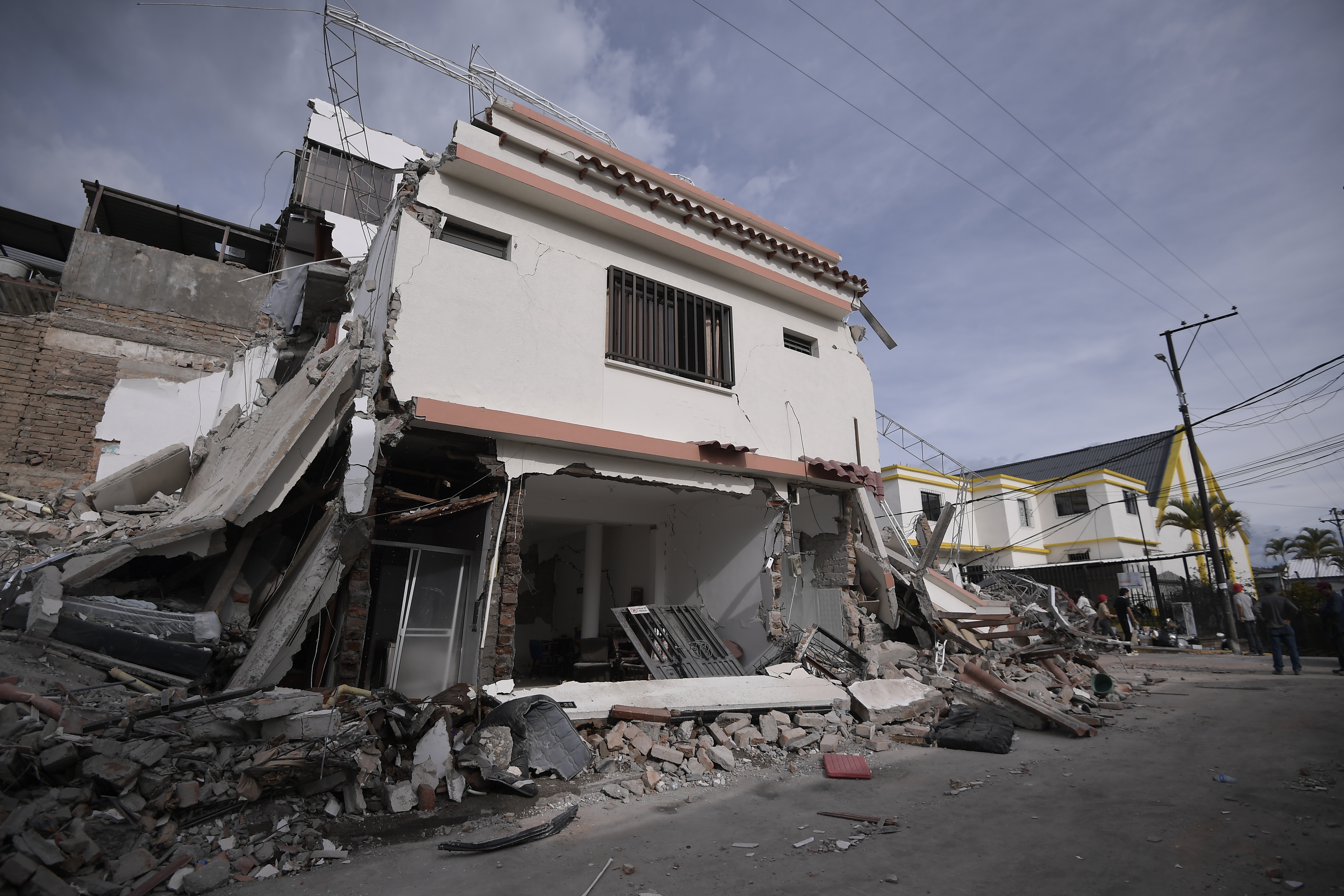 Rescatistas profesionales, acompañados por voluntarios y fuerza pública, retiran escombros y buscan sobrevivientes el 12 de agosto, tercer día del terremoto de 7.4 que azoto varias regiones de Colombia.