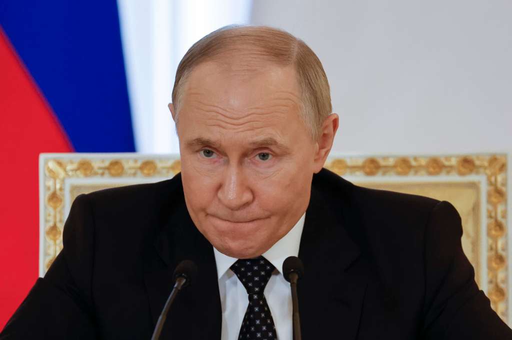 ST. PETERSBURG (Russian Federation), 19/06/2025.- Russian President Vladimir Putin attends a document signing ceremony with Indonesian President Prabowo Subianto (not pictured) during their meeting on the sidelines of the 28th St. Petersburg International Economic Forum (SPIEF) at the Constantine Palace, in Strelna, a suburb of St. Petersburg, Russia, 19 June 2025. The forum runs from 18 to 21 June 2025. (Rusia, San Petersburgo) EFE/EPA/ANATOLY MALTSEV / POOL